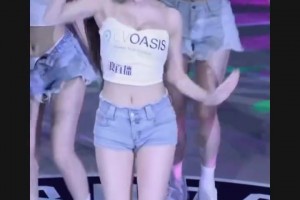 確實(shí)養(yǎng)眼??！??寶島聯(lián)賽美女啦啦隊(duì)長(zhǎng)梓梓，中場(chǎng)性感熱舞！