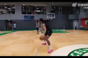 這就是“耐殺王”嗎？！塔圖姆跟腱撕裂僅四個(gè)月便重返球場(chǎng)訓(xùn)練！