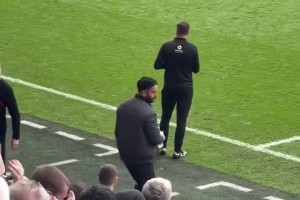 崩潰！場(chǎng)邊的阿莫林喝著水低著頭，這下真的身敗名裂了??