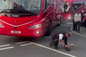 ??水晶宮球迷賽后故意阻攔利物浦大巴，只為唱“你們是坨屎”