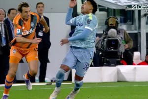 尤文多打一人！德容恩放倒麥肯尼！兩黃變一紅離場(chǎng)！