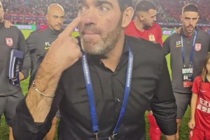 補(bǔ)時(shí)連進(jìn)兩球絕平！實(shí)拍：亞泰主帥蘇亞雷斯賽后激情講話(huà)??