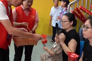 把祝福編進(jìn)中國(guó)結(jié)！這波村里60、70歲老人打造中式浪漫你接到了嗎