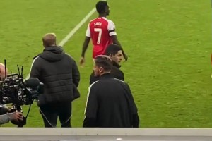 阿森納助教賽后和喬林頓發(fā)生口角，眾人趕緊拉開