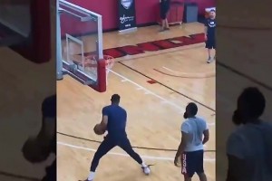 名場面：威少當著哈登的面，滑稽模仿他的后撤步！登哥都懵了??