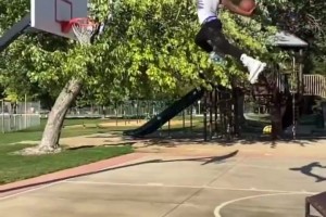 這絕對(duì)是最近看到的最有創(chuàng)意的扣籃??就是落地有點(diǎn)費(fèi)膝蓋……