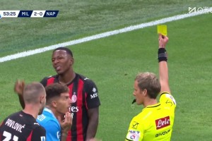 米蘭十人作戰(zhàn)！埃斯圖皮尼安送紅點(diǎn)套餐！德布勞內(nèi)點(diǎn)射破門！