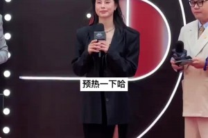 有點帥哈！王思雨一身黑色的西服穿搭現(xiàn)身微博之夜活動~