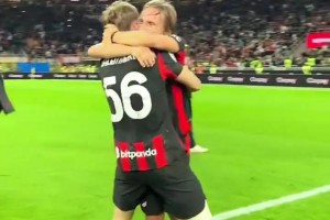 登頂榜首！十人米蘭2-1那不勒斯，賽后莫德里奇與隊(duì)友們擁抱慶祝