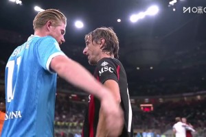 兩位中場大師！賽后莫德里奇與德布勞內(nèi)擁抱致意！