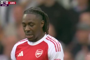 松弛仙人！埃澤vs紐卡個人集錦：多次造險(xiǎn)，被逼搶也不緊不慢