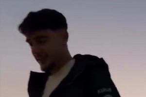 名場(chǎng)面！梅西被迪洛倫佐撞倒，全隊(duì)上來(lái)為隊(duì)長(zhǎng)出頭！