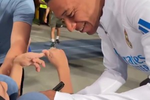 皇馬球員為阿拉木圖小球迷簽名，原來姆總一直用左手寫字??