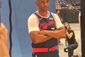 快船媒體日 保羅拍定妝照！炮哥一開始看著好嚴肅哈~