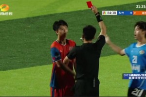 那年大老師和薩利巴合影，長得很符合歐美男人對亞裔女性審美