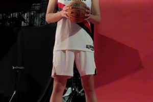 夏天苦練成果！楊瀚森媒體日拍攝定妝照，看起來確實結(jié)實了不少！