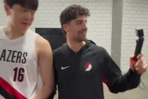 簡(jiǎn)直團(tuán)寵??開拓者的隊(duì)友們?cè)诿襟w日與楊瀚森有愛互動(dòng)~~