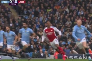 男人對(duì)決！當(dāng)年哈蘭德和薩利巴這對(duì)抗也太狠了，腦袋都撞一起了