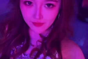 這還看啥拳擊哈！威姆斯和惡鼠的八角籠戰(zhàn)的舉牌小姐姐~