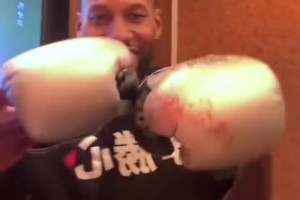 威姆斯贏下和惡鼠的八角籠戰(zhàn)之后 直播間展示拳擊手套上的番茄醬