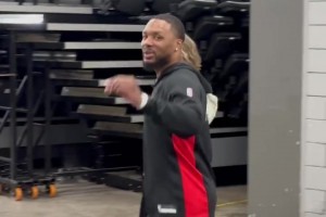 展示一下從楊瀚森這里學(xué)到的中文！利拉德來了句：早上好！