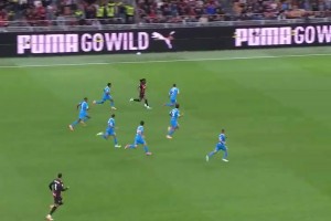 AC米蘭又一經(jīng)典名場面誕生！那不勒斯七人“包圍”萊奧