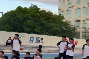 你倆又?jǐn)R這打情罵俏！約基奇打趣：煩死戈登了，不想和他打球??