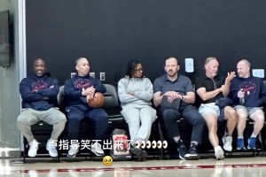 盧指導(dǎo)笑不出來了！布登霍爾澤和錫伯杜來快船訓(xùn)練營和老板坐一塊
