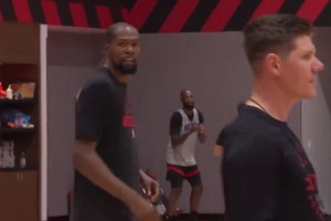 這一身紅真順眼??杜蘭特穿火箭球衣亮相新賽季訓練營