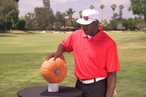 看看喬丹的大手有多離譜：單手輕松抓起一個(gè)南瓜！小卡能否一戰(zhàn)？