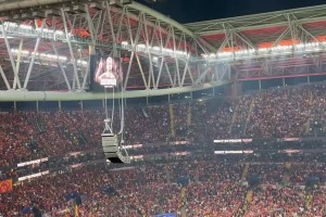 若塔照片出現(xiàn)在加拉塔薩雷球場的大屏幕上，現(xiàn)場掌聲雷動！