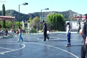 尷尬??詹姆斯直播中讓旁人倒數(shù)321，結(jié)果連續(xù)三個三分不中