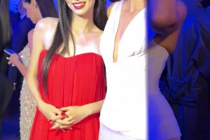 ??東西方不一樣的美！周也和肯豆同框亮相巴黎時(shí)裝周