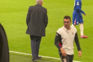 穆里尼奧的名字在斯坦福橋響起，穆帥以飛吻回應(yīng)球迷??