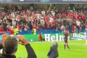 穆里尼奧走向底線，讓本菲卡球迷不要向前本菲卡球員恩佐扔東西