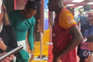 范迪克和奧斯梅恩在比賽后交換了球衣