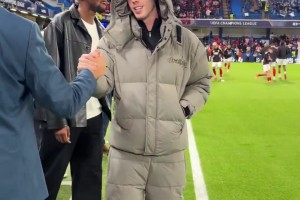 大棉襖+大棉褲！帕爾默觀戰(zhàn)歐冠切爾西vs本菲卡