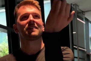 誰(shuí)才是湖人的轉(zhuǎn)球大師？東契奇居然能無(wú)縫換手指轉(zhuǎn)????