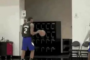 小卡炫耀自己的恐怖大手掌，一旁的保羅估計很羨慕吧