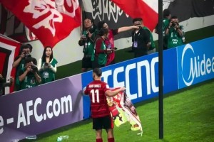 申花賽后謝場，球迷為球隊送上鼓勵，希望球隊打好最后四輪聯(lián)賽