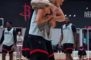 老弟給點(diǎn)面子！申京隔扣&顏射亞當(dāng)斯 被海王鎖喉“裸絞”??