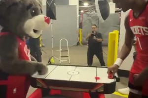 阿門跟火箭熊玩桌球游戲 憑借著出色的防守贏得比賽~