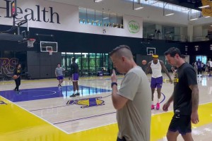 彪哥和拉拉維亞一起訓(xùn)練三分，你倆新賽季能否當(dāng)個靠譜3D？