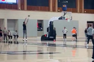 和籃筐高度一比，文班這身高太恐怖了??這孩子還在猛練三分