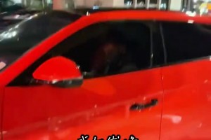 東契奇的生活也是很無(wú)聊的，獨(dú)自在蘭博基尼里刷手機(jī)