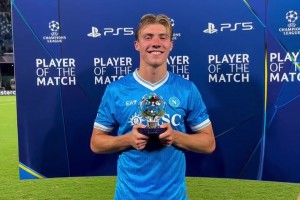 曼聯(lián)出品必屬精品！霍伊倫當選全場領(lǐng)取獎杯??