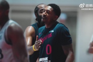 干得漂亮！哈登和比爾訓練中擊掌，并拍拍后者的胸脯