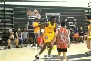 臥槽，這扣籃也太殘暴了，直接把對手給扣跪了！??