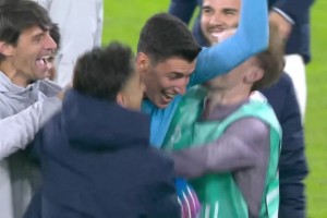 歷史第一人！里爾門將一個(gè)點(diǎn)球撲出3次，賽后全隊(duì)找他慶祝??