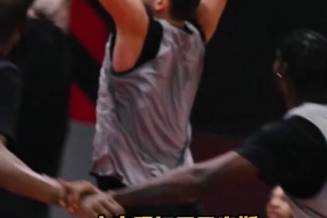 較上勁了哈！申京訓(xùn)練中隔扣亞當斯 海王第二天馬上隔扣回來~